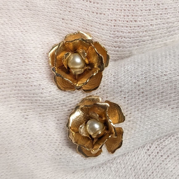 Vintage Gold Tone Floral Flower Earrings with Pearls - Picture 3 of 3